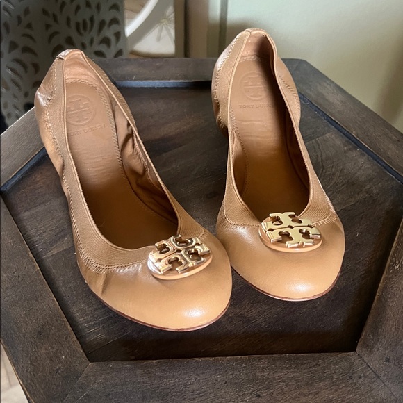 Tory Burch, size 6.5, Beige Leather Flats with Gold Logo, EUC - Picture 1 of 11